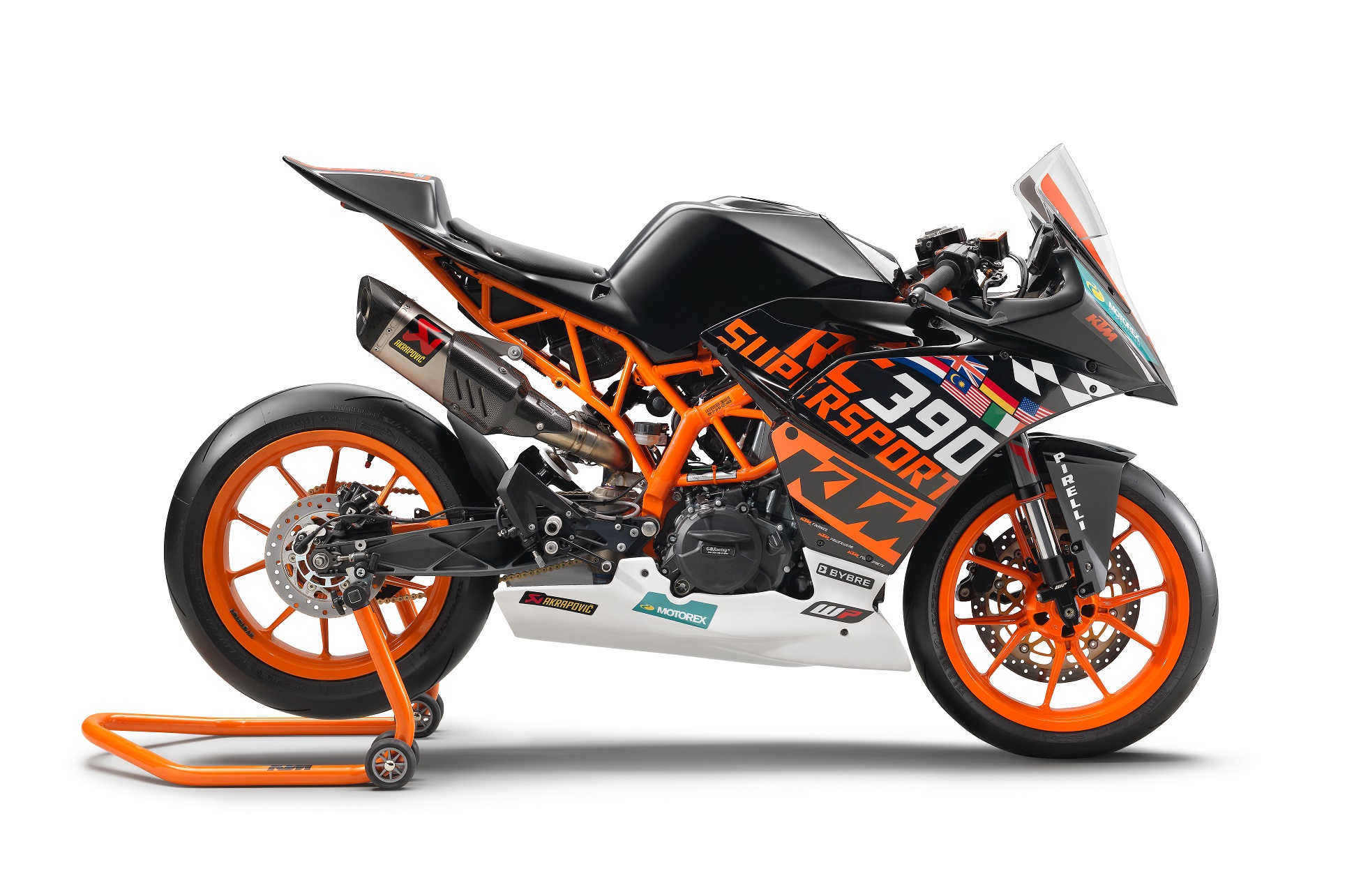 KTM 本次還同步推出更稀少的SSP 300的RC390 R專屬改裝套件，圖為RC390 R 裝上部分套件後模樣